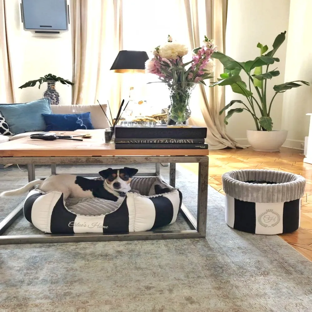 Chloe's Home Monte Carlo Bed for Dogs and Cats (Black)